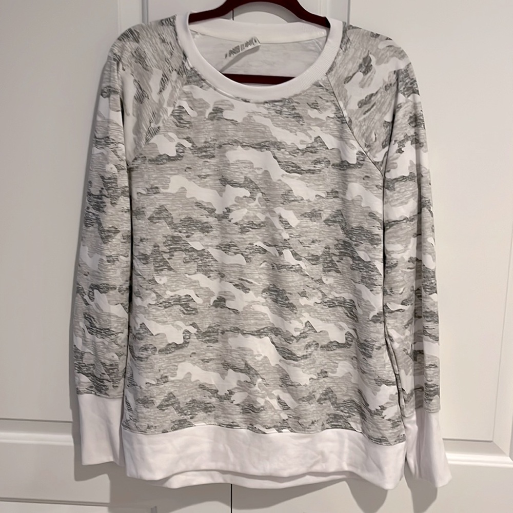 RBX gray/white camo athleisure shirt. Size XL. Never worn.